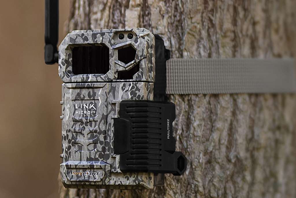 Link-Micro-LTE-V Premium Pack SPYPOINT Link-Micro-LTE Premium Pack Cellular Trail Camera Including 8 AA Batteries and a 32g MicroSD Card. 